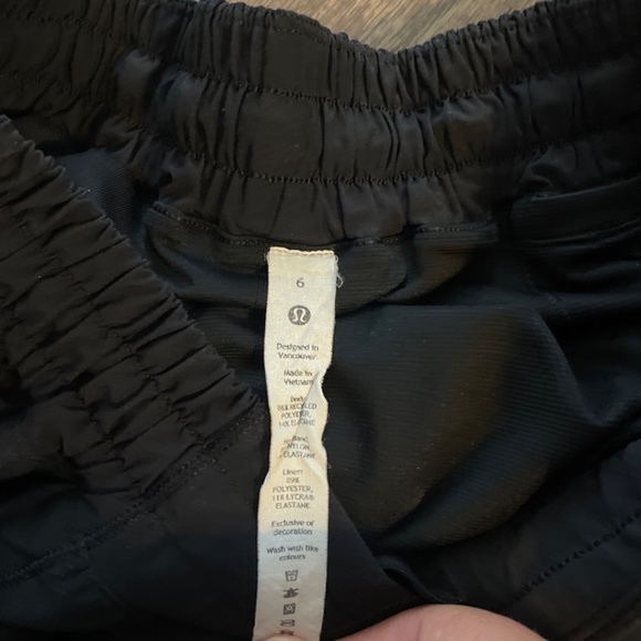 Lululemon size 6 hotty hot 4in black shorts - Picture 3 of 3